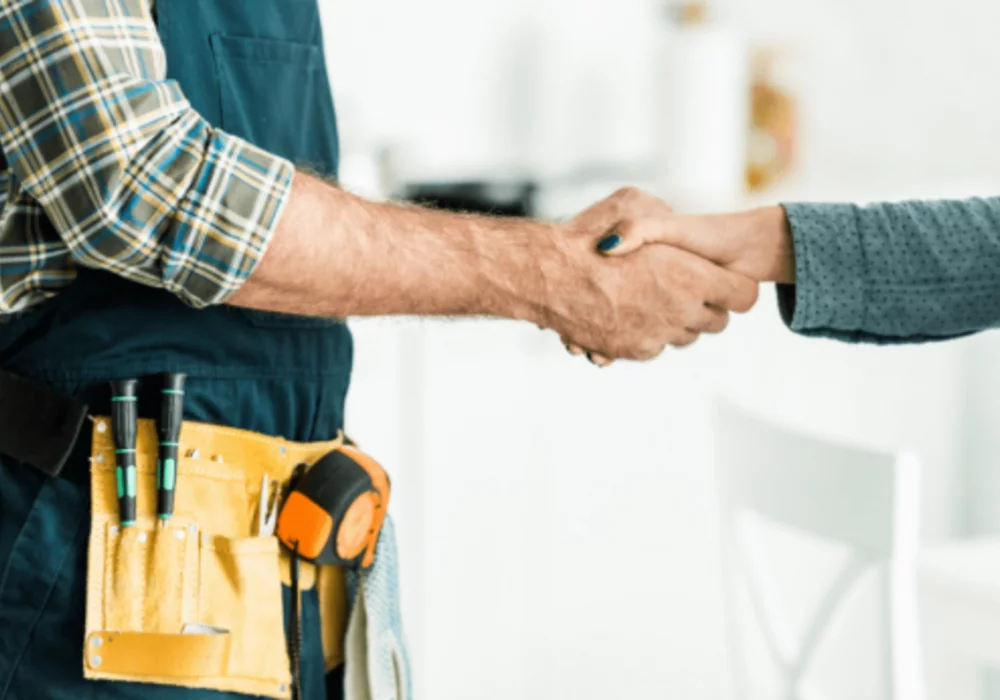 Loodgieter voert jaarlijks onderhoud uit aan een gasketel in Tienen